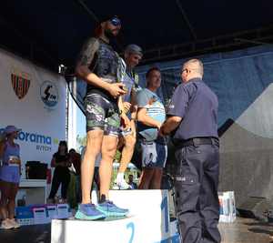 Na zdjęciu widzimy, jak Komendant Miejski Policji w Bytomiu gratuluje zwycięzcom biegu.
