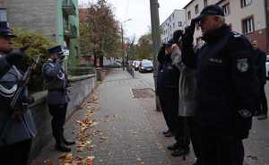 Zdjęcie przedstawia Komendanta Miejskiego Policji w Bytomiu i jego zastępcę, jak salutują.