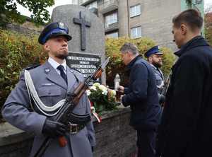 Na zdjęciu widzimy, jak Prezydent Miasta Bytomia i jego zastępca składają kwiaty pod pomnikiem.
