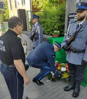 Na zdjęciu zastępca komendanta składający kwiaty przy pomniku.