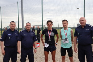 Na zdjęciu trzech umundurowanych policjantów oraz dwóch medalistów
