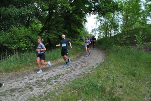 Na zdjęciu kilka osób w trakcie biegu