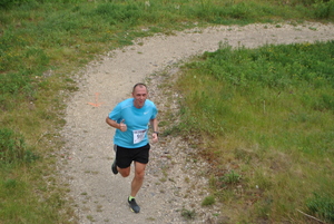 Na zdjęciu uczestnik w trakcie biegu