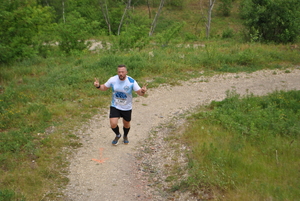Na zdjęciu biegnący mężczyzna