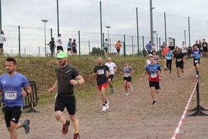 Na zdjęciu kilku uczestników w trakcie biegu