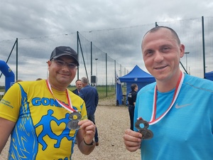 Na zdjęciu dwóch uśmiechniętych medalistów.