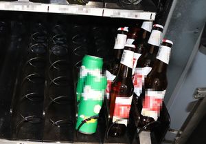 Na zdjęciu alkohole w automacie do napojów i przekąsek