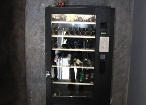 Na zdjęciu automat do napojów i przekąsek, w nim napoje alkoholowe