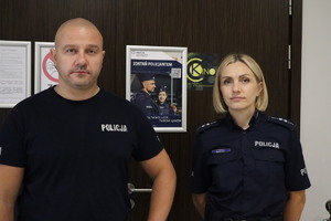 Na zdjęciu policjant i policjantka w granatowych mundurach