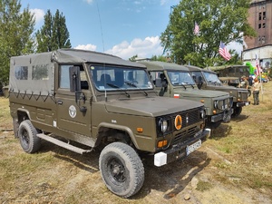 Na zdjęciu kilka zielonych pojazdów militarnych.