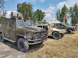 Na zdjęciu kilka pojazdów militarnych.