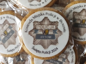 Na zdjęciu ciastka, ułożone na sobie, na nich napis Komenda Miejska Policji w Bytomiu, Policja Bytom, Święto Policji 2024 oraz policyjna gwiazda.
