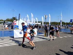 Na zdjęciu biegnące w półmaratonie osoby.