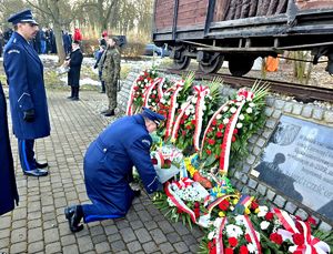 na zdjęciu Komendant Miejski Policji w Bytomiu składający kwiaty przed pominkeim