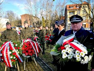 na zdjęciu Komendant Bytomia trzymający kwiaty i mundurowi