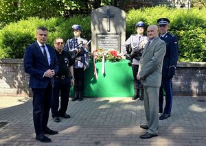na zdjęciu Pierwszy Zastępca Komendanta Miejskiego Policji w Bytomiu młodszy inspektor Michał Sokołowski wraz z kapelanem księdzem Joachimem Gondro, w towarzystwie Józefa Sienickiego ojca poległego policjanta, oraz Prezydenta Miasta Bytomia Mariusza Wołosza. Za nimi dwaj policjanci przy pomniku.