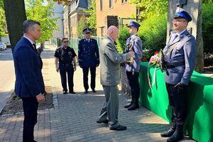 na zdjęciu Prezydent Miasta Bytomia przed nim ojciec poległego policjanta kładzie znicz przy pomniku przy którym stają dwaj policjanci, obok nich Pierwszy Zastępca Komendanta Miejskiego Policji w Bytomiu wraz z kapelanem.