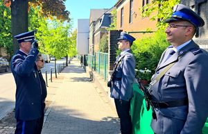 na zdjęciu Pierwszy Zastępca Komendanta Miejskiego Policji w Bytomiu wraz z kapelanem księdzem Joachimem Gondro oddają hołd przed pomnikiem przy którym stają dwaj policjanci