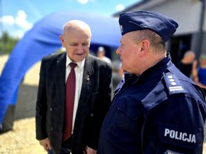 na zdjęciu bytomski komendant obok niego starszy mężczyzna