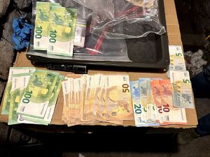 na zdjęciu pieniądze euro na stole