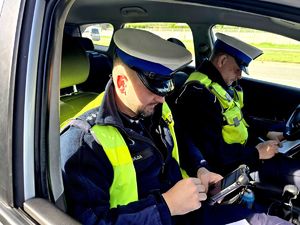 na zdjęciu policjanci w radiowozie