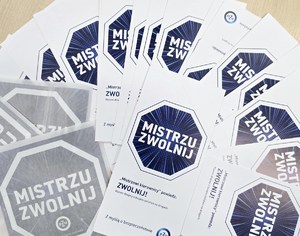 na zdjęciu ulotki z napisem mistrzu zwolnij