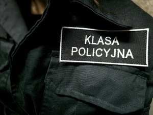na zdjęciu czarny mundur na nim biały napis klasa mundurowa
