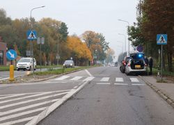 na zdjęciu oznakowane przejście dla pieszych, obok radiowóz policyjny
