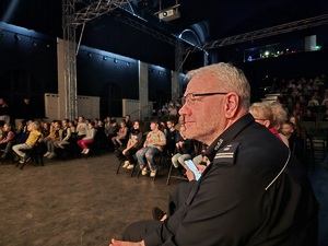 zastępca komendanta siedzący na widowni