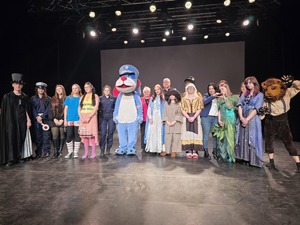 na zdjęciu aktorzy, Sznupek, zastępca komendanta i policjantka na scenie pozujący do fotografii