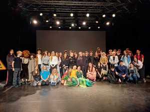 na zdjęciu aktorzy na scenie pozujący do fotografii