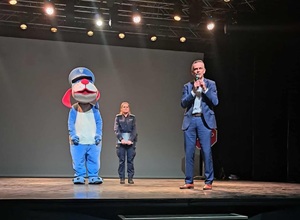 na zdjęciu zastępca prezydenta miasta, policjantka i Sznupek