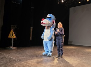 policjantka i Sznupek na scenie
