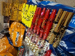 na zdjęciu opakowania kaw i herbat, tusze do rzęs