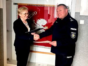 na zdjęciu Pani dyrektor szkoły i bytomski komendant