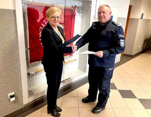 na zdjęciu Pani dyrektor szkoły i bytomski komendant podają sobie dłoń