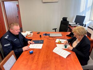 na zdjęciu Pani dyrektor szkoły i bytomski komendant podpisują dokumenty