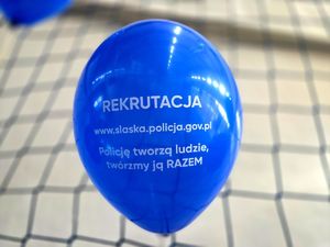 na zdjęciu niebieski balon, na nim biały napis rekrutacja, policja śląska, policję tworzą ludzie twórzmy ją razem