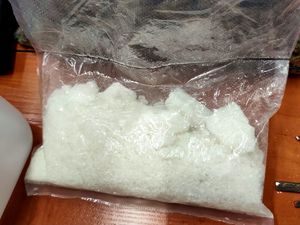 na zdjęciu biała sypka zbrylona substancja w przezroczystym worku