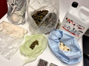 na zdjęciu na stole kilka substancji białych zbrylonych i suszu roślinnego w workach oraz w pojemniku plastikowym