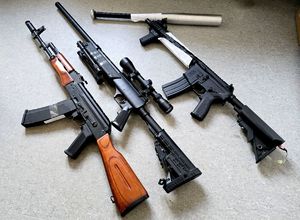 na zdjęciu trzy sztuki broni długiej leżące na podłodze