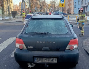 na zdjęciu na przejściu dla pieszych tył pojazdu osobowego, szyby pojazdu pokryte szronem