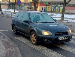 na zdjęciu na przejściu dla pieszych pojazd osobowy, szyby pojazdu pokryte szronem