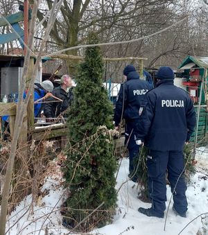 na zdjęciu dwaj policjanci przy altanach, obok lika osób