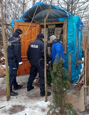 na zdjęciu dwaj policjanci przy altanie, obok mężczyzna