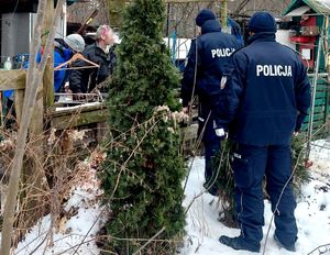 na zdjęciu dwaj policjanci przy altanach, przy nich kilka osób