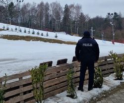 na zdjęciu policjant przy stoku narciarskim
