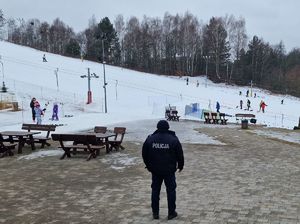 na zdjęciu policjant przy stoku narciarskim