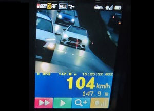 na zdjęciu monitor i wyświetlony pomiar prędkości 104 kilometry na godzinę