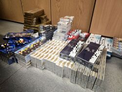 kilkadziesiąt wagonów papierosów leżących na podłodze